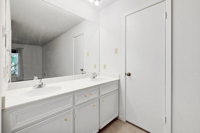 Building Photo - 10408 Double Spur Loop