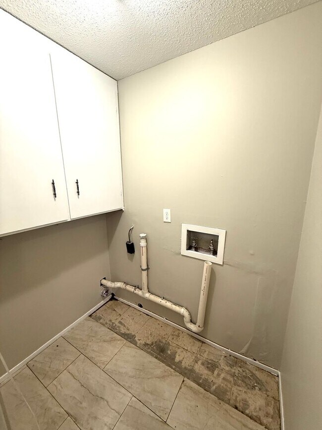 Building Photo - ** 4 Bed 2 Bath located in Montgomery East ** Call 334-366-9198 to schedule a self tour