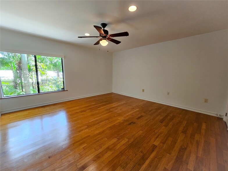 Building Photo - 2989 Bridgeport Ave