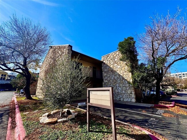 Building Photo - 500 E Riverside Dr