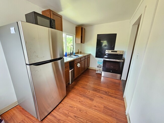Primary Photo - 2 Bed / 1 Bath Apartment with 2 driveway P...