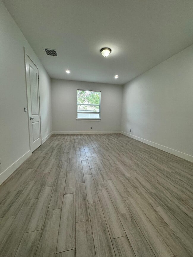 Building Photo - 1031 Mango Dr