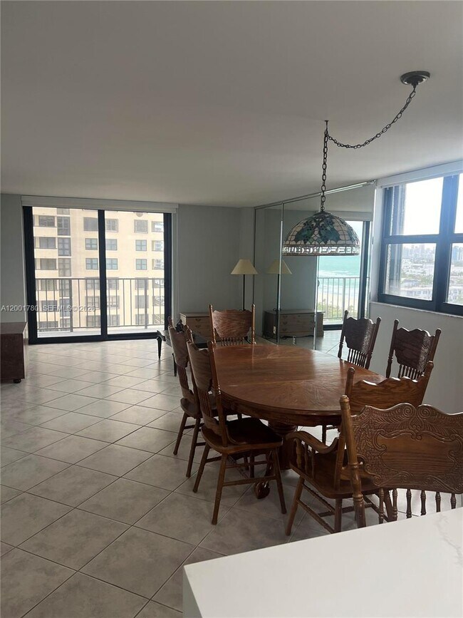 Building Photo - 2625 Collins Ave