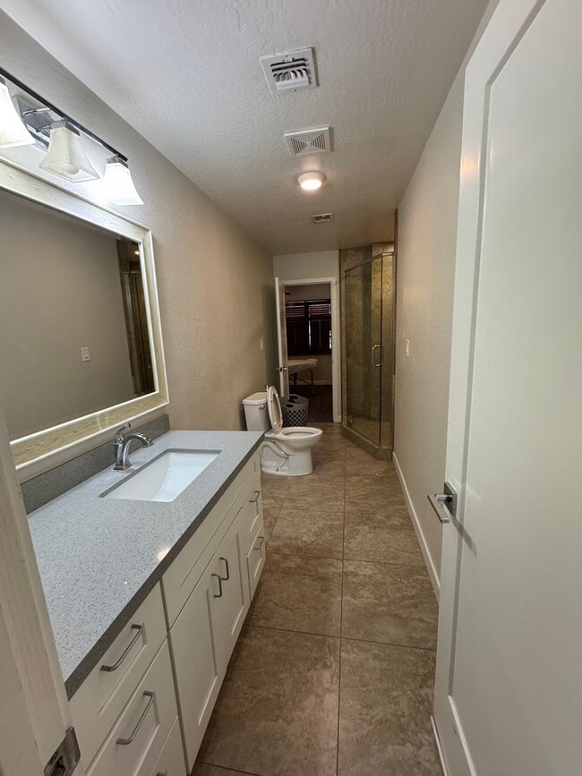 Building Photo - 4 bedroom basement home North Mesa