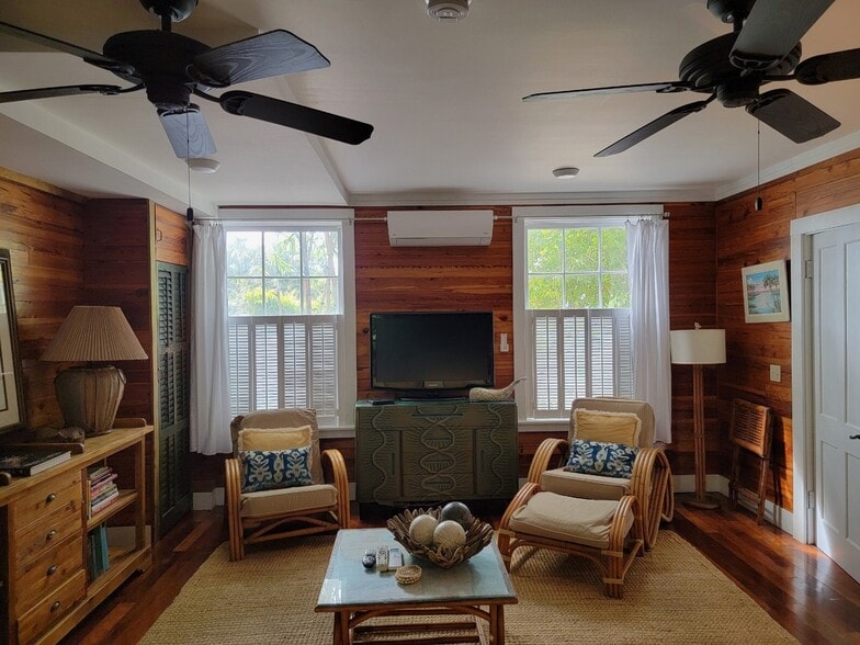 Great room - 700 Amelia St