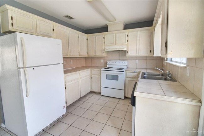 Building Photo - 13 Redbud Ave