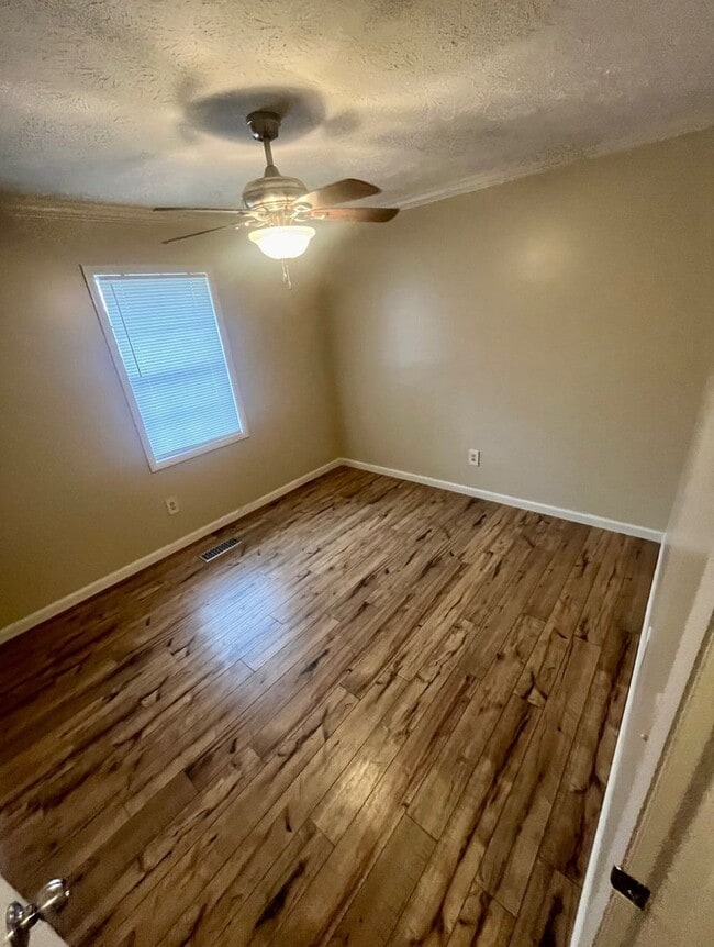 Building Photo - 3 Bed 1.5 Bath House