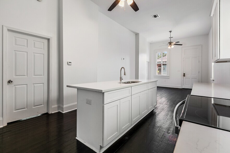Building Photo - 1337 Touro St