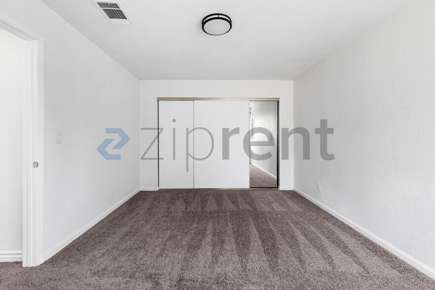 Building Photo - Unit