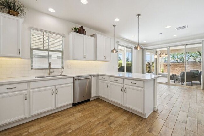 Building Photo - Modern 4-bedroom, 3.5-bathroom single-family home in the heart of North Tempe