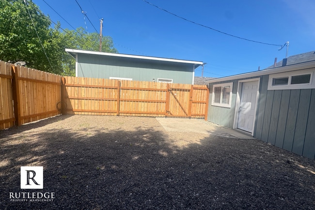 Building Photo - Cute & Cozy Cottage 1 Bedroom / 1 Bath - New Remodel