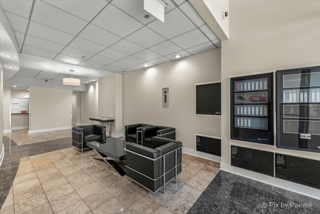 Building Photo - 744 N Clark St