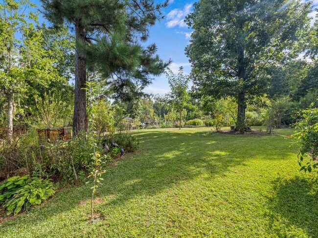 Building Photo - Beauty by the Water!