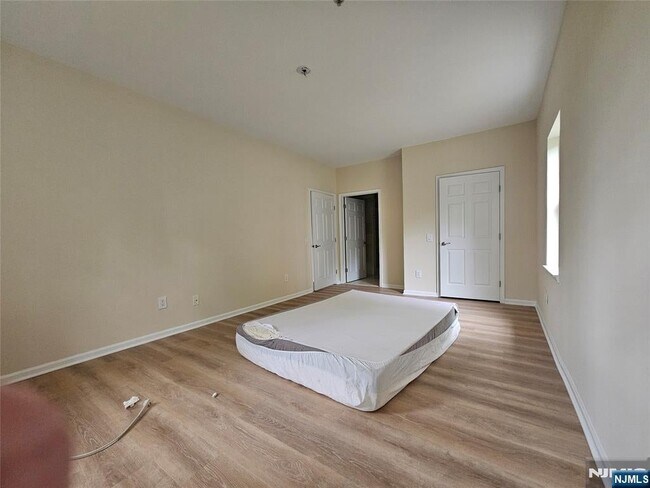 Building Photo - 1109 Tenakill Park W