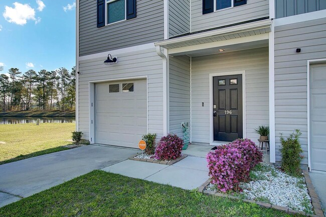 Building Photo - 3 Bedroom 2.5 Bath Townhouse in Lakeview Commons - Goose Creek