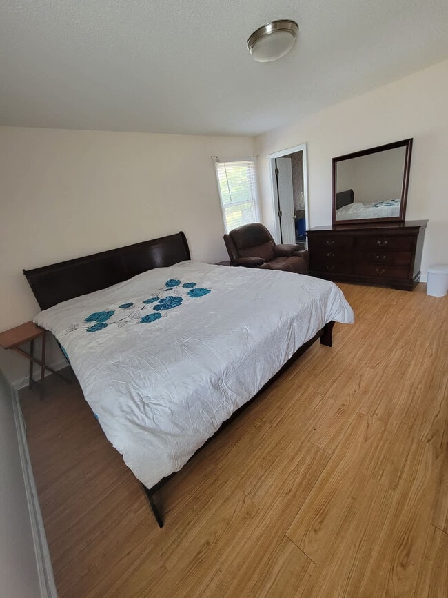 Building Photo - 305 Humble Rd