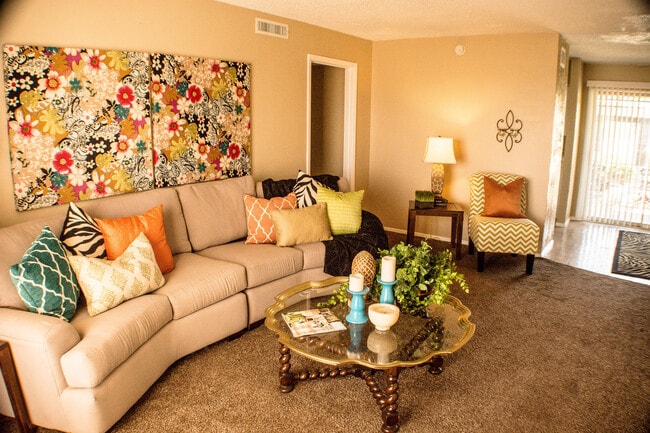 Building Photo - Spacious Southside Apartment!