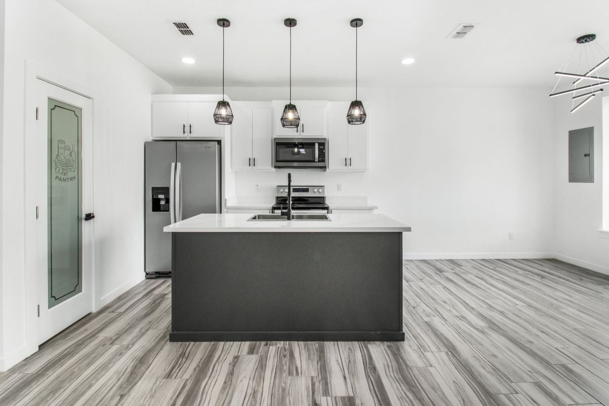 Building Photo - 706 W Seminole Ave