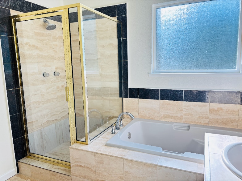 Building Photo - 242 N San Pedro Rd