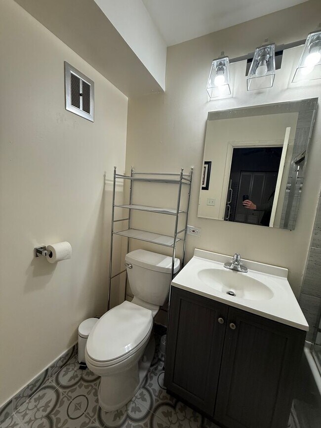 Building Photo - Studio with Parking Included Available Furnished Close to Transportation