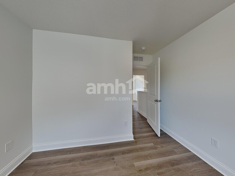 Building Photo - 9106 Henley Ave