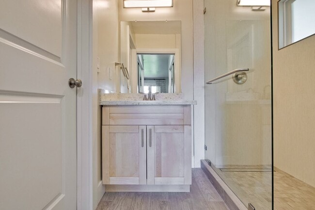 Building Photo - Beautifully remodeled 2 bed, 2 bath home.