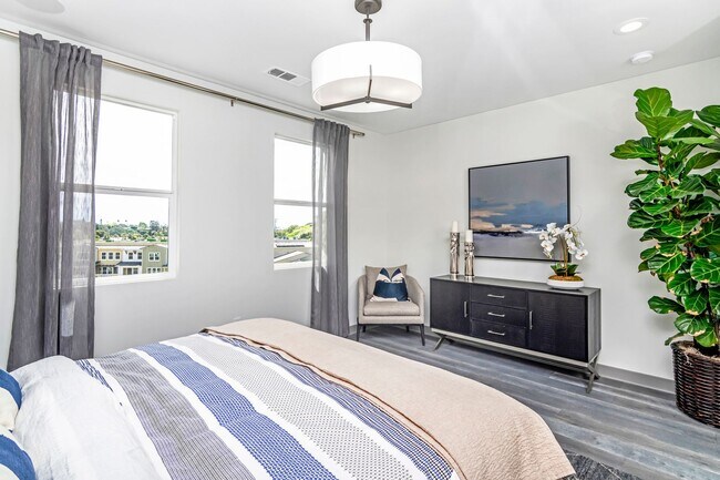 Building Photo - Stunning Fully Furnished Tri-Level Townhome 4BD/4BATHS! Central AC/Heat with Solar! 2 Car attache...