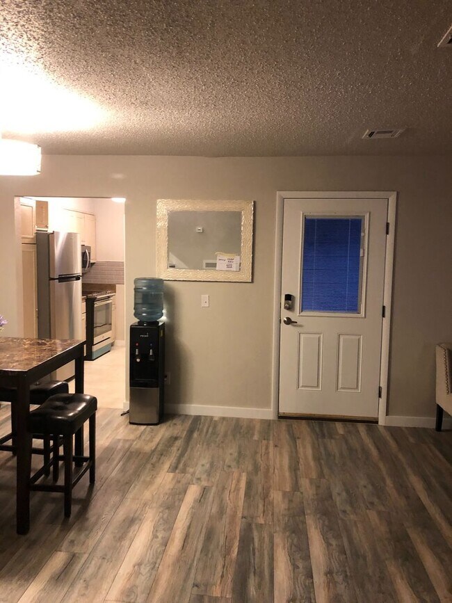 Building Photo - 2 bed & 2 bath Condo. 2 car garage.