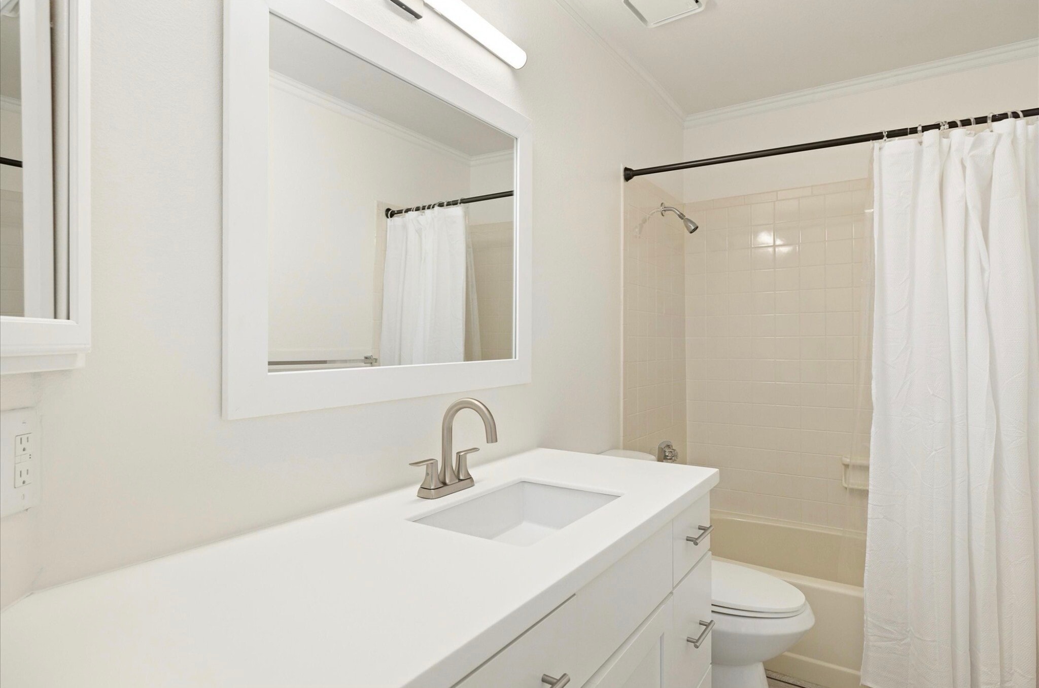 Full bath with second bedroom - 4647 Burgundy Ln