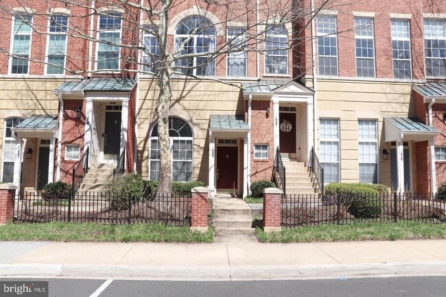 Building Photo - 1925 Crescent Park Dr