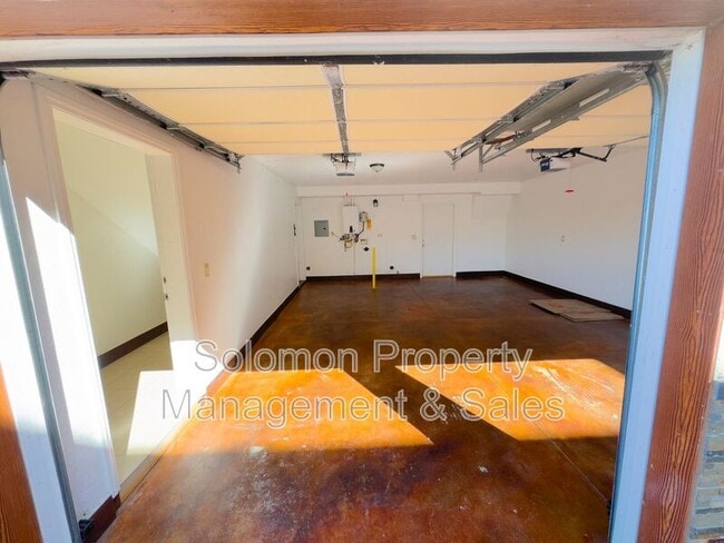 Building Photo - 2030 Broadway St