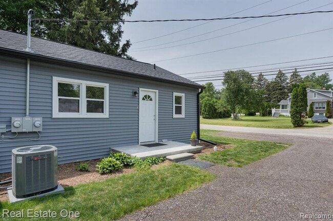 Building Photo - 2392 W Auburn Rd