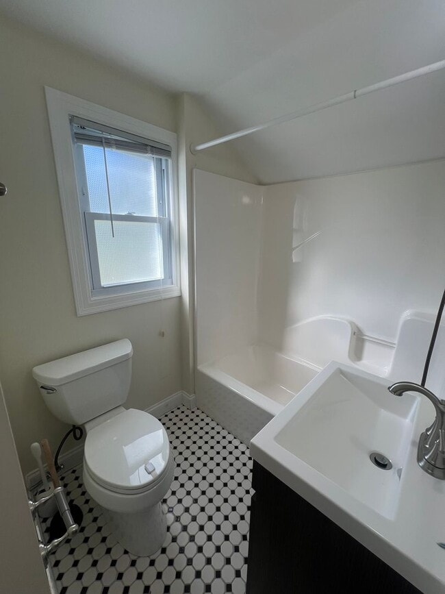 Building Photo - 3 Bed, 1.5 Bath Near U of R, Strong & Coll...