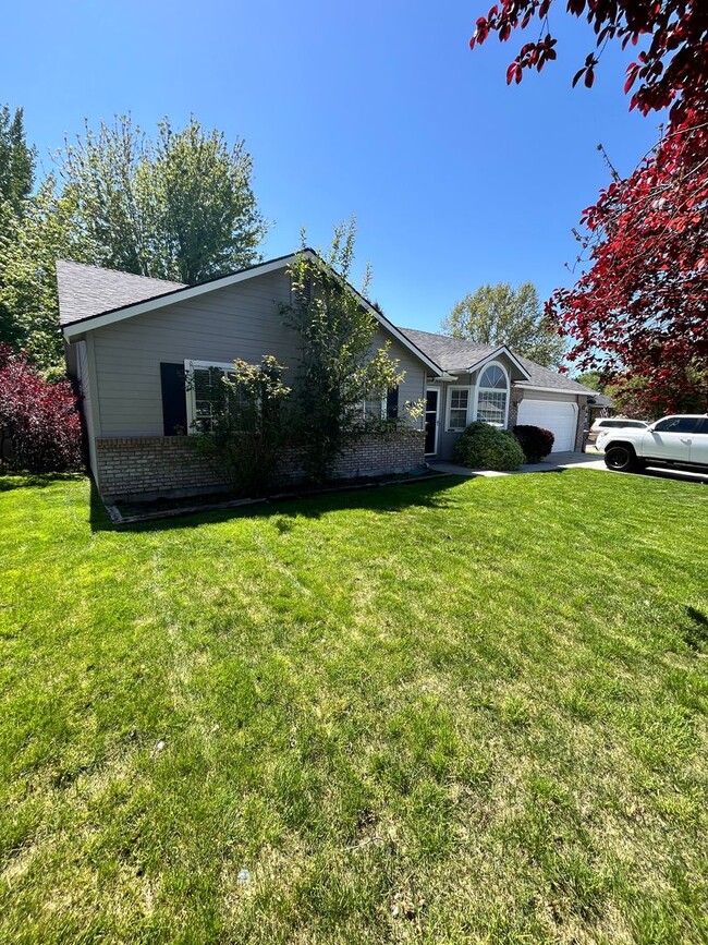 Building Photo - Newly Renovated 3 bed 2 bath home in the h...