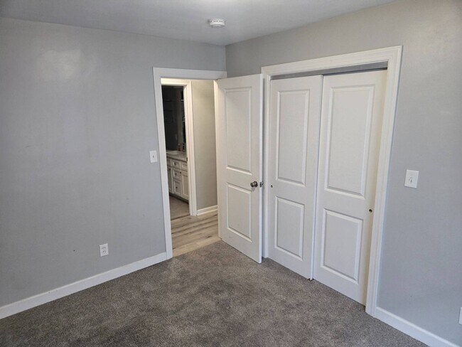 Building Photo - Charming 5-Bedroom Property in Prime Location