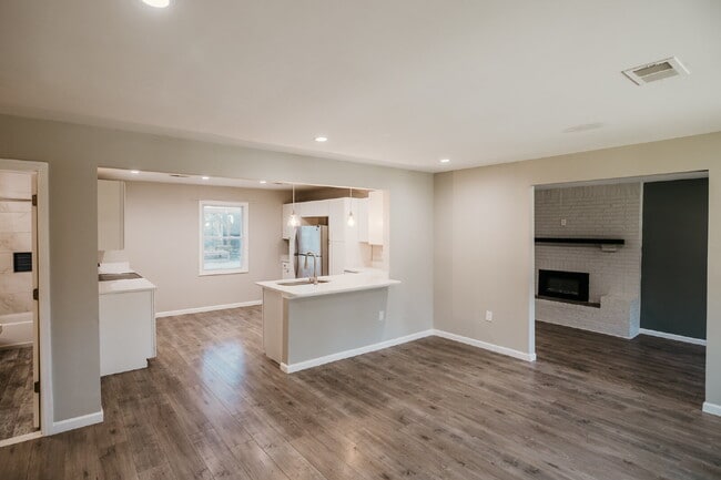 Building Photo - 3-Bedroom with 2 Full Baths Home in Charleston – Spacious 1,752 Sq