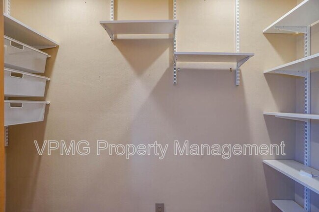 Building Photo - 6904 NE 70th St