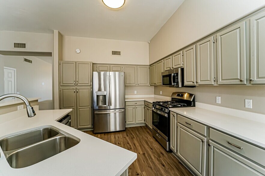 Building Photo - 1534 W Churchill Pl