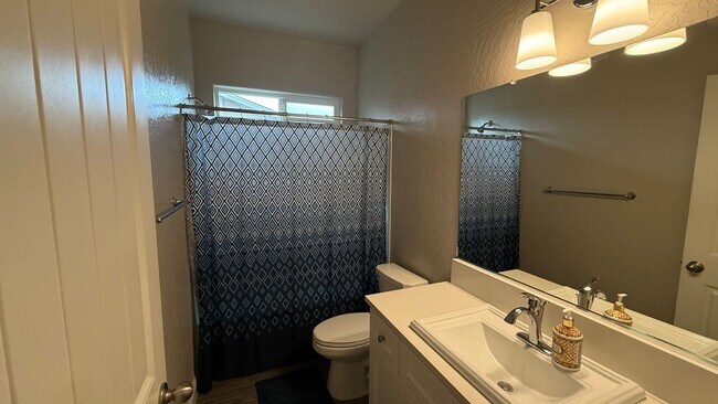 Building Photo - Just Reduced!! 3 Bedroom, 2 Bath located in of Fresno, CA