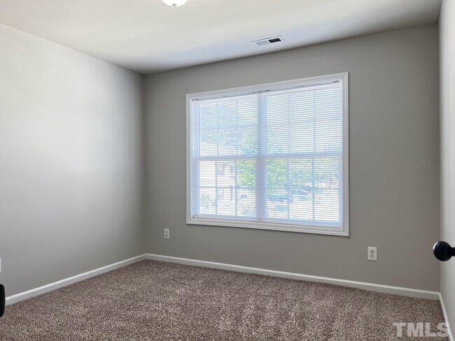 Building Photo - 5 Bedroom 3 Bath Single Family Fenced Yard for Rent - Apex