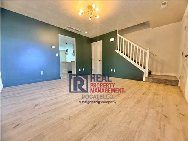 Building Photo - 3 Bed 1.5 Bath townhouse - 1 car garage