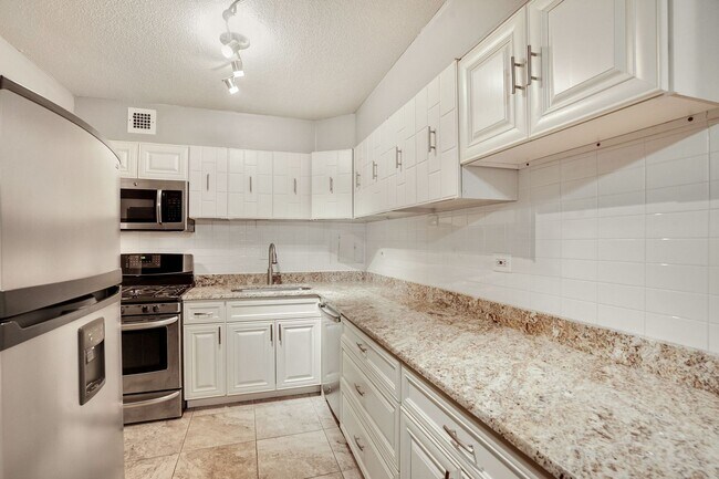 Building Photo - Available Now! 1 Bed / 1 Bath Condo in the...