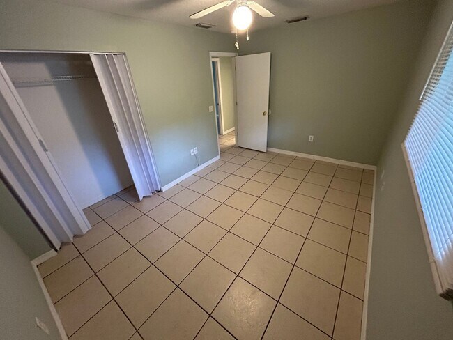 Building Photo - Beautiful Spacious Home with 4 Bedrooms, Y...