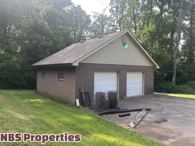 Building Photo - 809 Lester Rd
