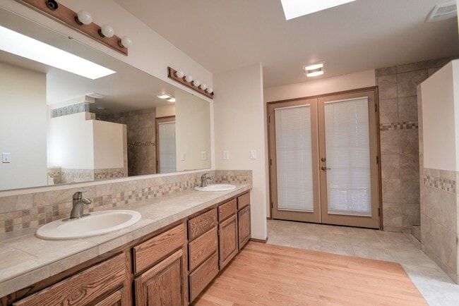 Building Photo - Rent 3 bed property for $2750 per month
