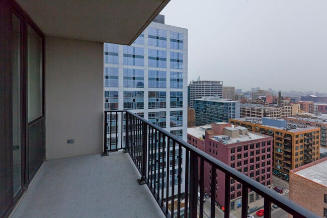 Building Photo - 210 S Desplaines St