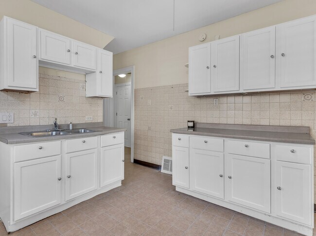 Building Photo - 2516 N Keeler Ave