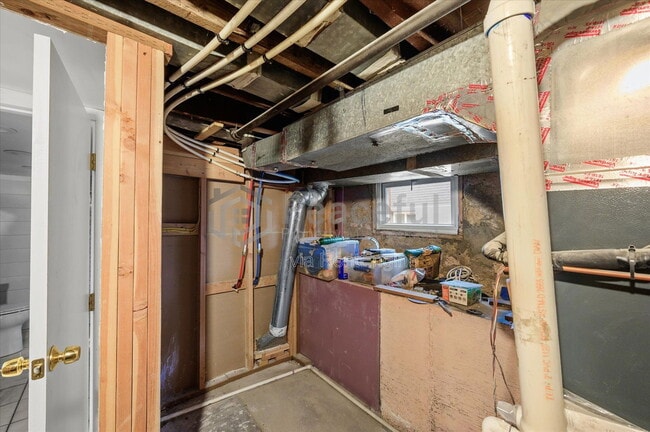 Building Photo - 662 E Redondo Ave