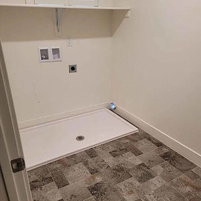 Building Photo - End Unit 3 Bedroom Townhome