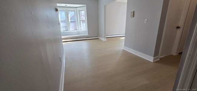 Building Photo - 306 Sigourney St